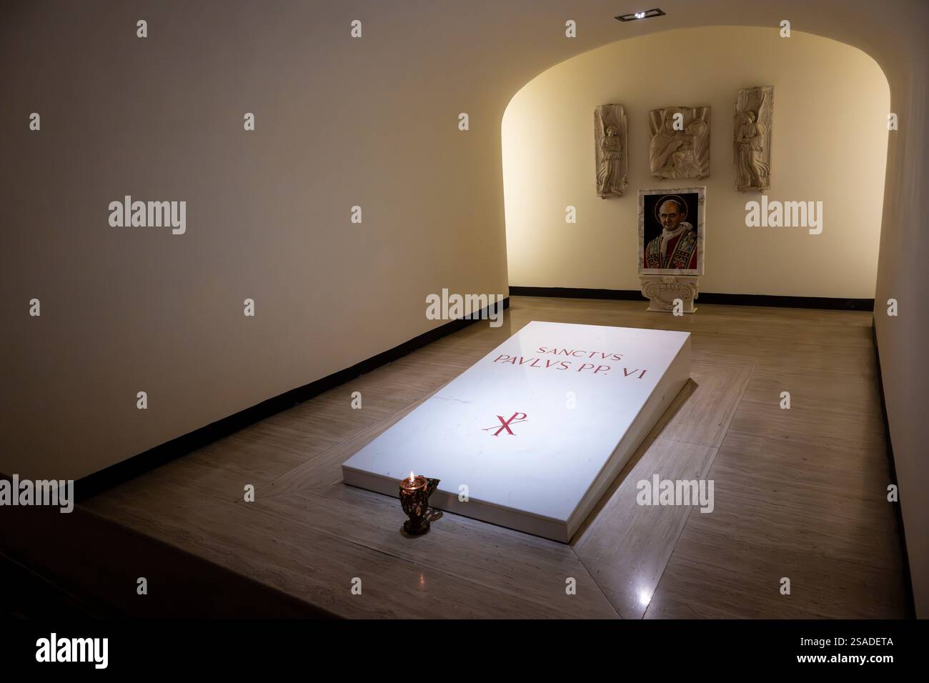 Le 19 janvier 2024, une nouvelle mosaïque de « Charbel Makhlouf » est installée dans les grottes du Vatican, sous la basilique Pierre, à côté des tombeaux de pas Banque D'Images Le 19 janvier 2024, une nouvelle mosaïque de « Charbel Makhlouf » est installée dans les grottes du Vatican, sous la basilique Pierre, à côté des tombeaux de pas Banque D'Images