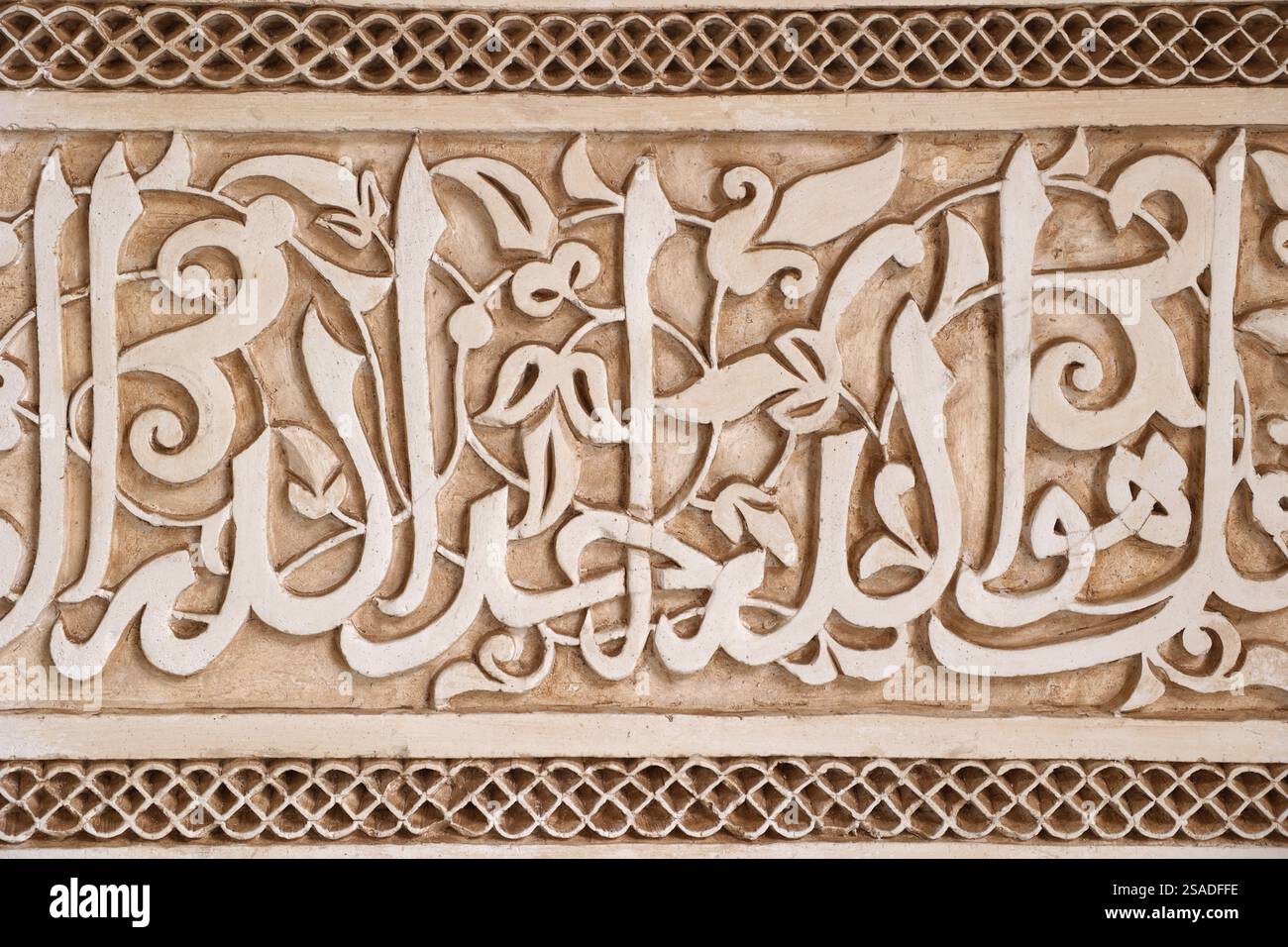 Ben Youssef madrasa (medersa), Marrakech, Maroc. Calligraphie sculptée Banque D'Images
