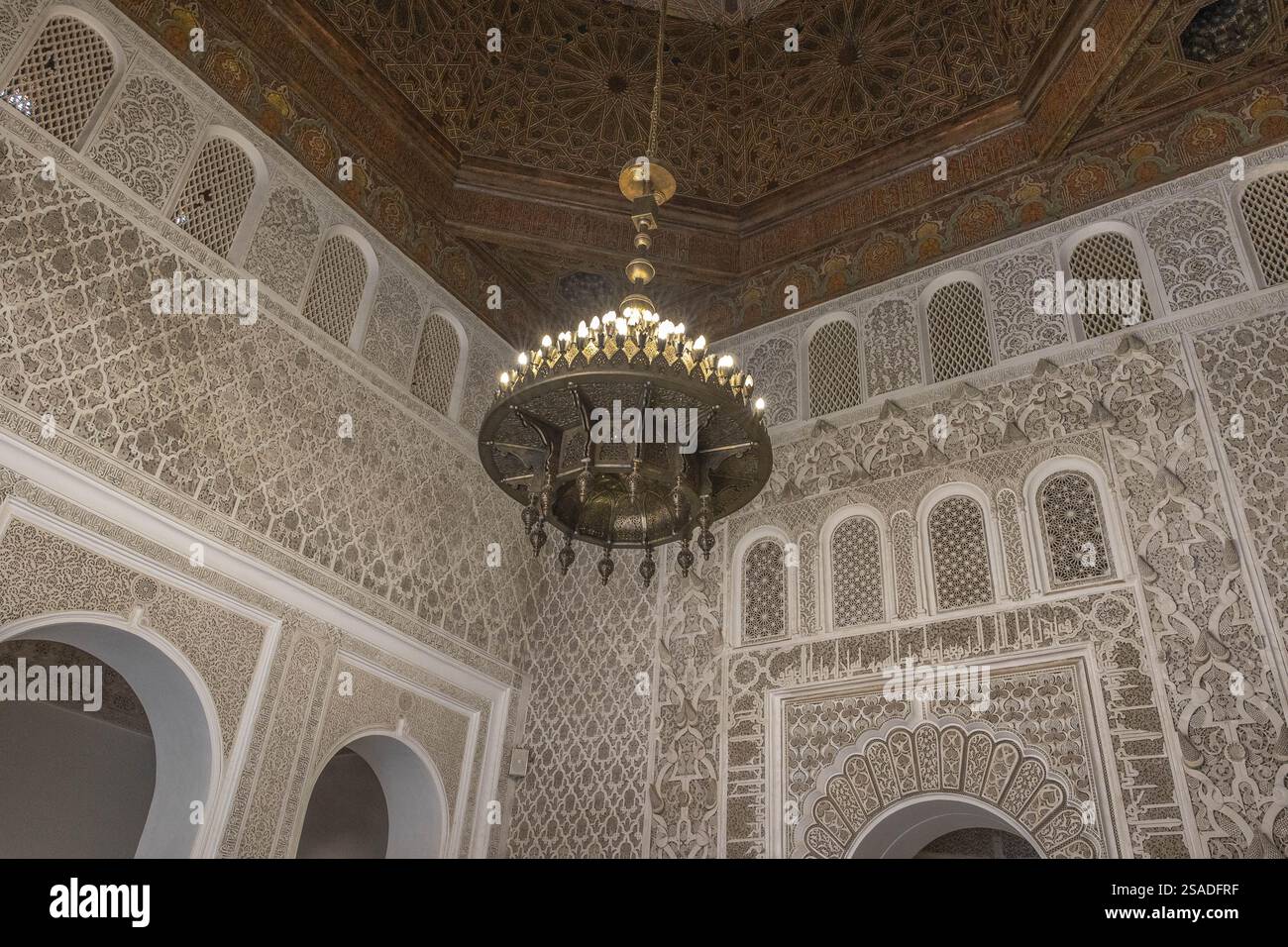 Ben Youssef madrasa (medersa), Marrakech, Maroc. Salle de prière Banque D'Images