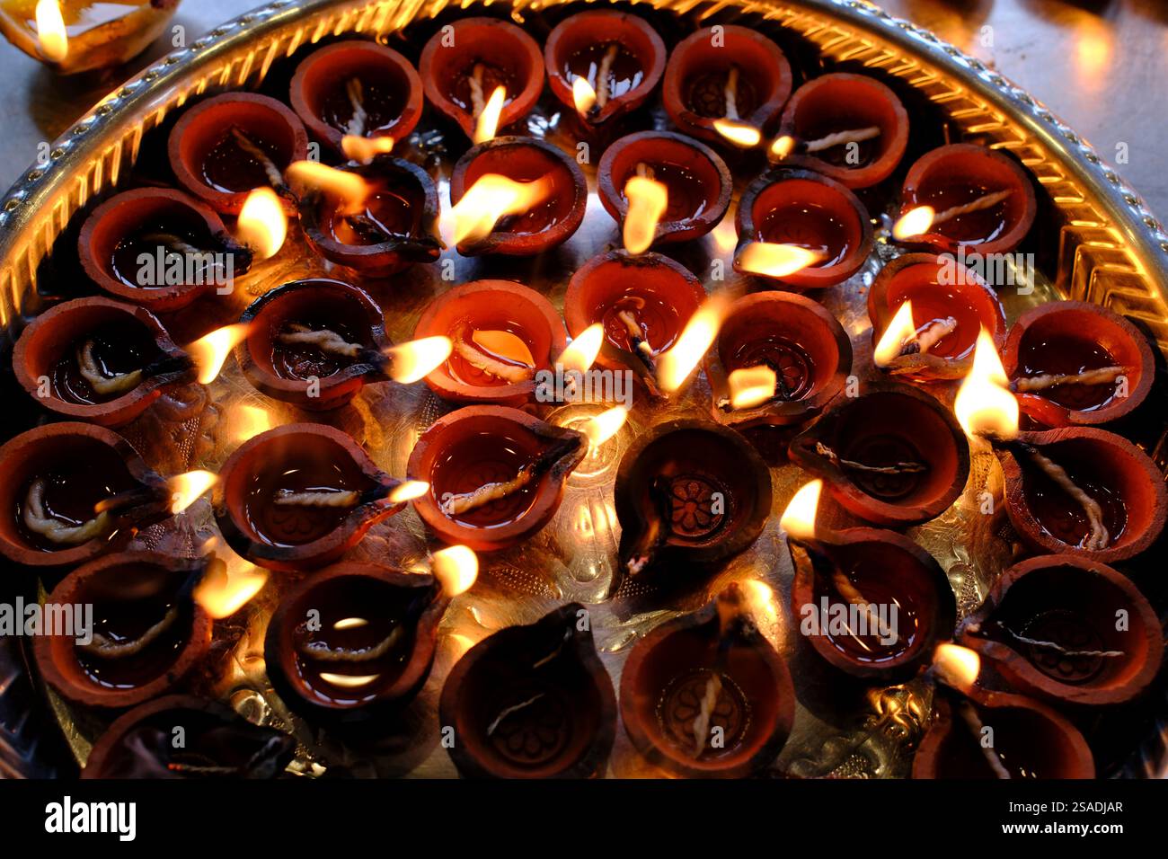 Temple hindou et sanctuaire des grottes de Batu. Lampes à huile ou au beurre brûlant pendant hindu Puja. Kuala Lumpur. Malaisie. Banque D'Images