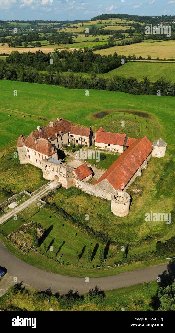 Vidéo aérienne par drone du Château d'Éguilly Éguilly France, forteresse médiévale historique et résidence privée dotée de solides murs de défense en pierre Banque D'Images