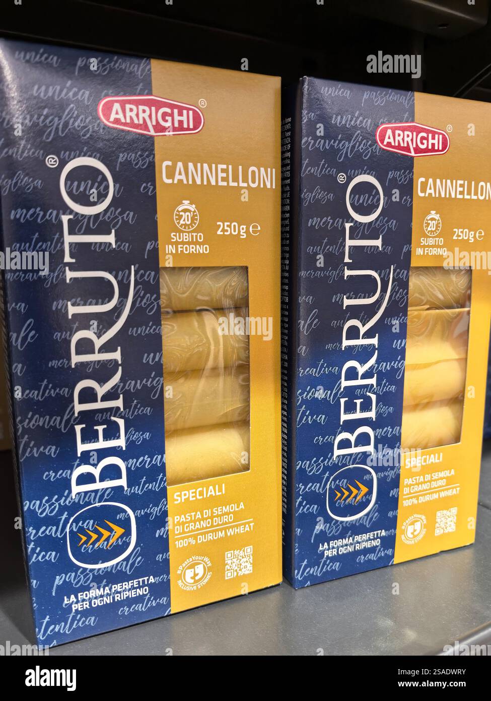 Bobruisk, Biélorussie - 26 janvier 2025 : deux boîtes de pâtes cannelloni se dressent sur une étagère du marché, invitant les chefs à créer des plats savoureux. L'emballage f Banque D'Images