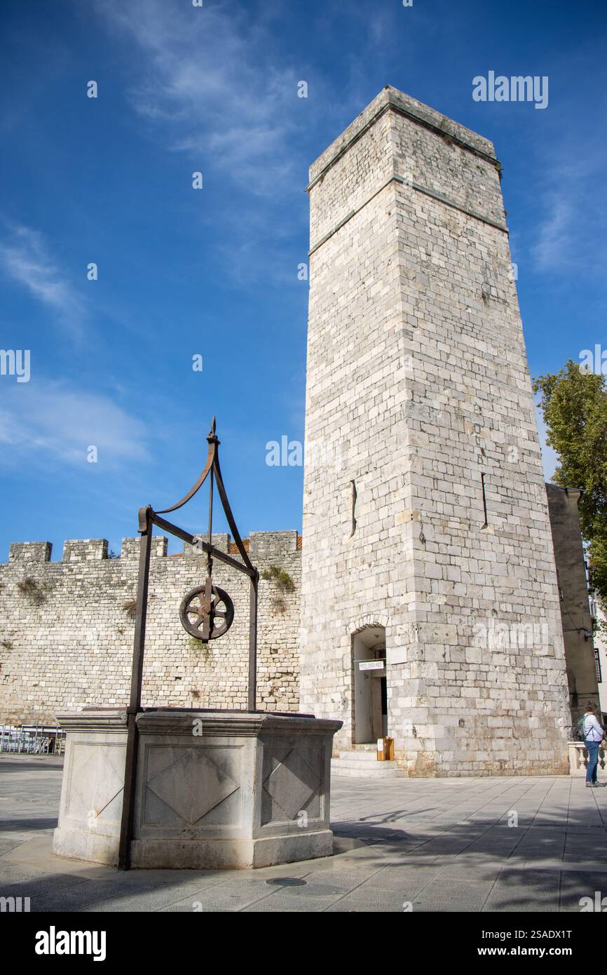Uno de los cinco pozos de la plaza y la Torre del Capitán, la única fortificación Medieval que aún se mantiene en pie. Zadar, Croacia Banque D'Images