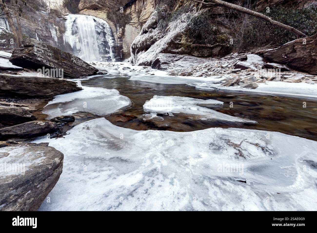 Regarder les chutes de verre en hiver - Forêt nationale de Pisgah - près de Brevard, Caroline du Nord Etats-Unis Banque D'Images