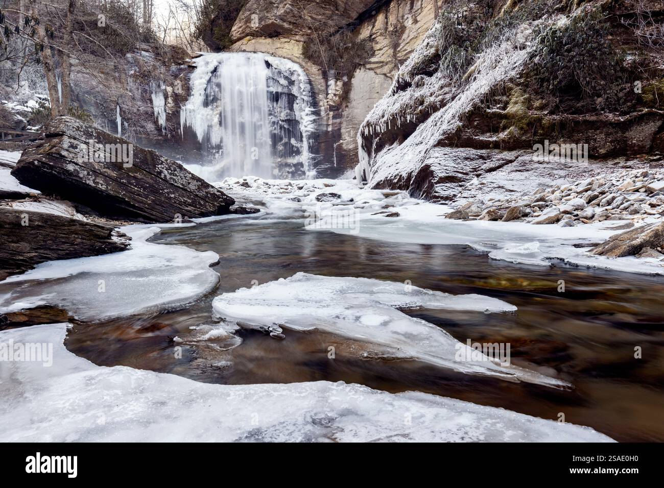 Regarder les chutes de verre en hiver - Forêt nationale de Pisgah - près de Brevard, Caroline du Nord Etats-Unis Banque D'Images