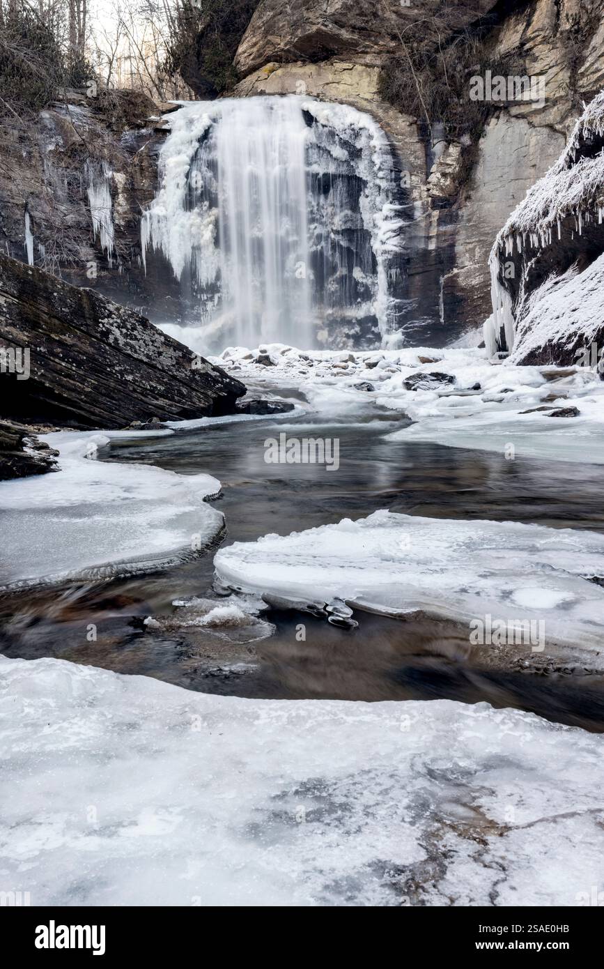 Regarder les chutes de verre en hiver - Forêt nationale de Pisgah - près de Brevard, Caroline du Nord Etats-Unis Banque D'Images