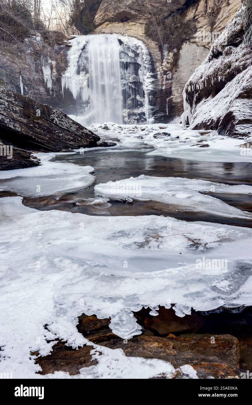 Regarder les chutes de verre en hiver - Forêt nationale de Pisgah - près de Brevard, Caroline du Nord Etats-Unis Banque D'Images