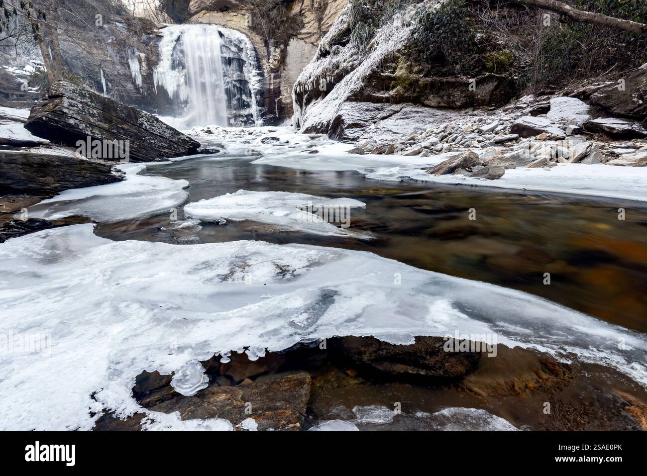 Regarder les chutes de verre en hiver - Forêt nationale de Pisgah - près de Brevard, Caroline du Nord Etats-Unis Banque D'Images