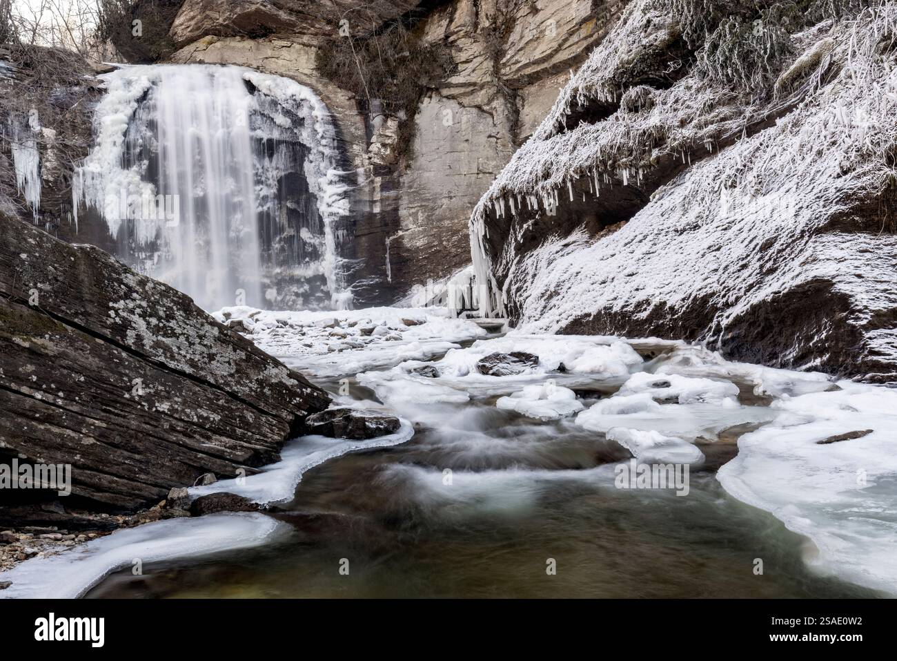 Regarder les chutes de verre en hiver - Forêt nationale de Pisgah - près de Brevard, Caroline du Nord Etats-Unis Banque D'Images