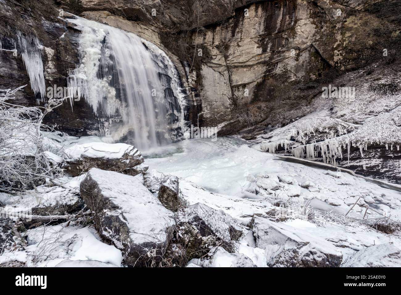 Regarder les chutes de verre en hiver - Forêt nationale de Pisgah - près de Brevard, Caroline du Nord Etats-Unis Banque D'Images