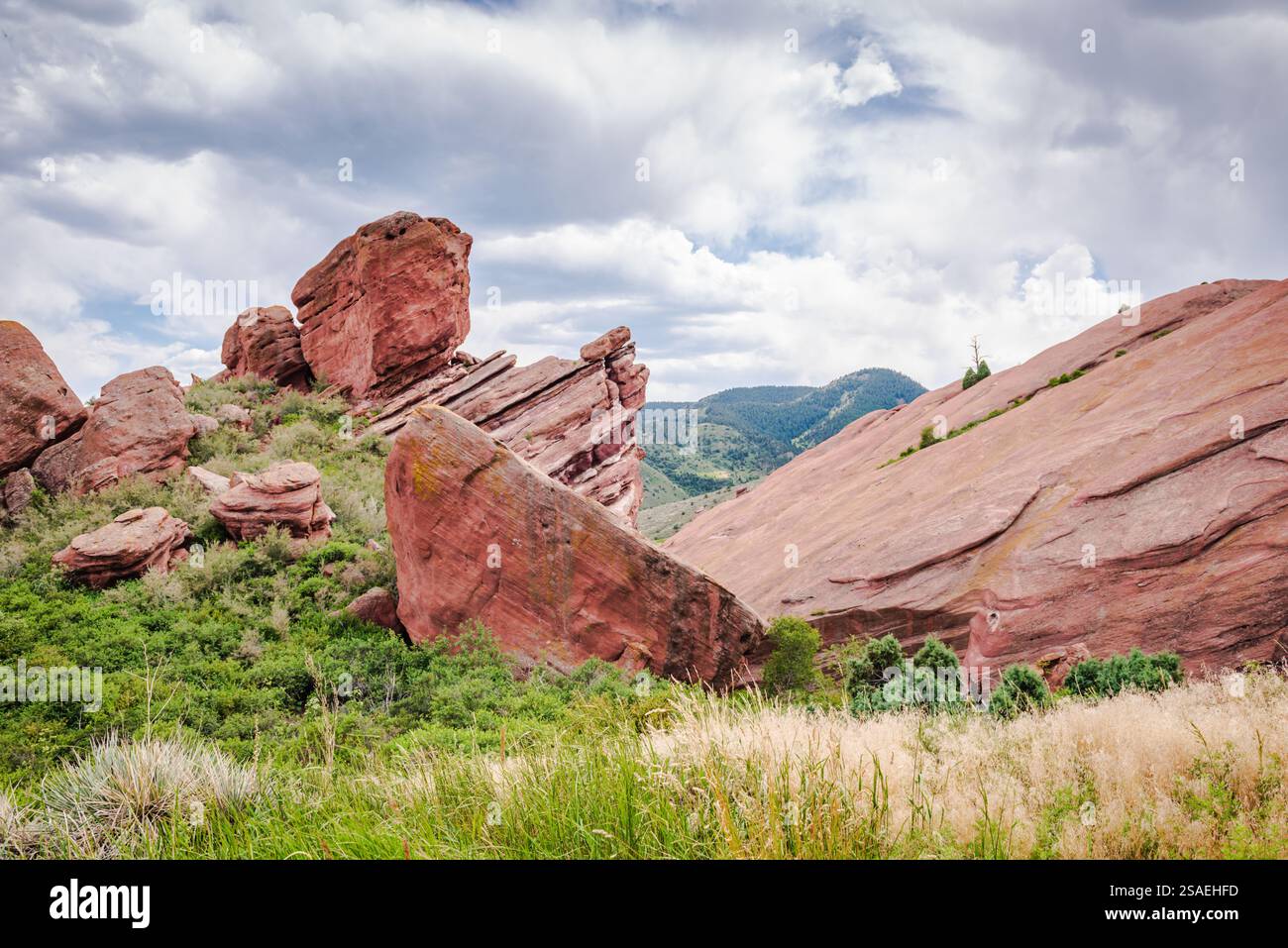 Le Trading Post Trail du parc Red Rocks est l'un des sentiers de randonnée les plus populaires des parcs de Denver Mountain. Banque D'Images