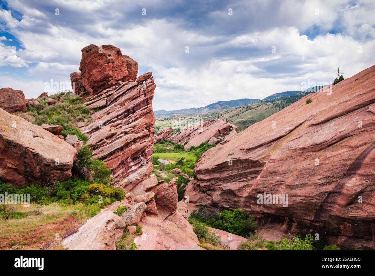Le Trading Post Trail du parc Red Rocks est l'un des sentiers de randonnée les plus populaires des parcs de Denver Mountain. Banque D'Images