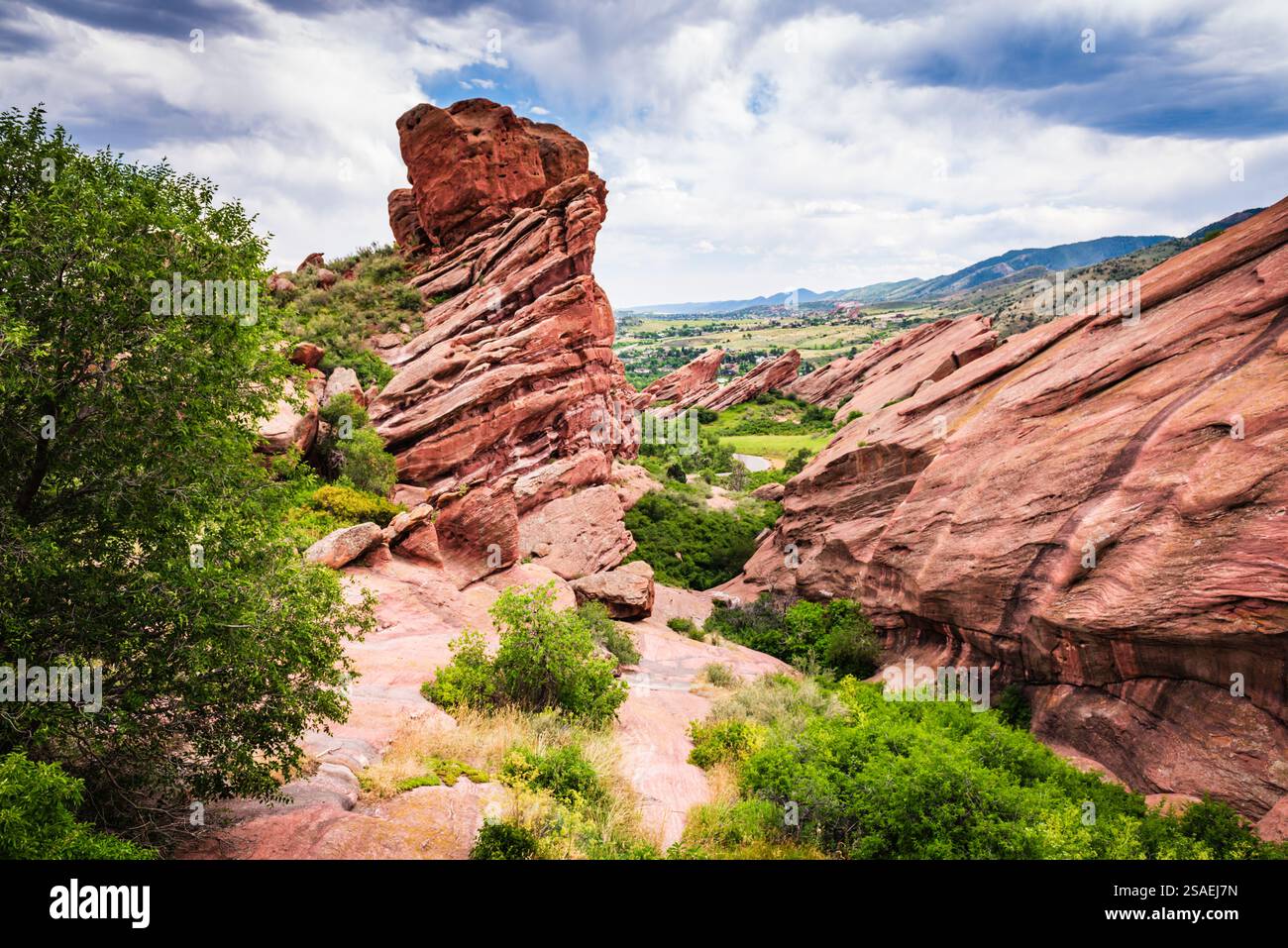 Le Trading Post Trail du parc Red Rocks est l'un des sentiers de randonnée les plus populaires des parcs de Denver Mountain. Banque D'Images