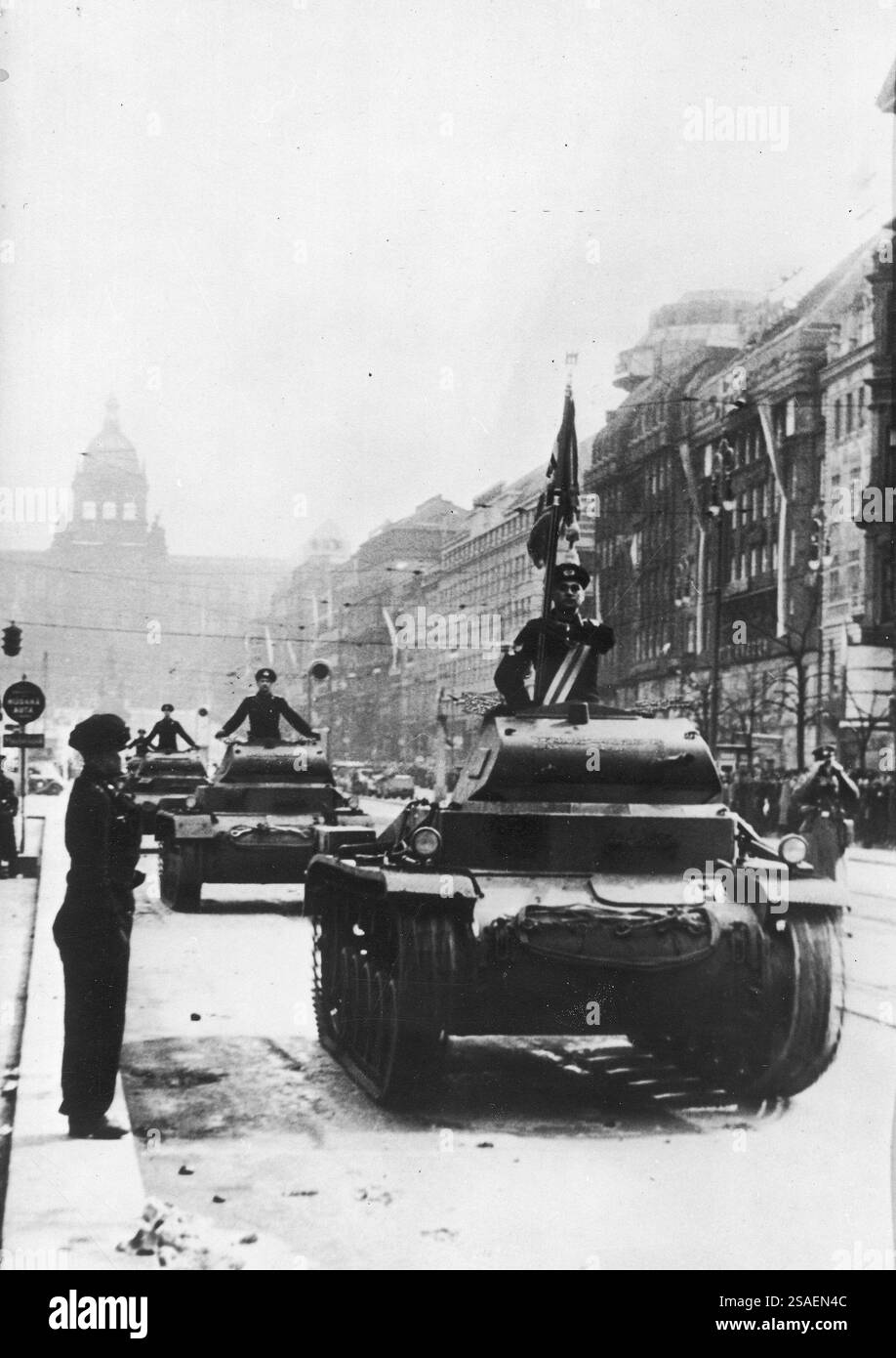 Les Allemands entrent à Prague en Tchécoslovaquie, au début de la seconde Guerre mondiale en mars 1939. Chars allemands roulant dans les rues de la capitale . Archive la photographie de la seconde Guerre mondiale Banque D'Images