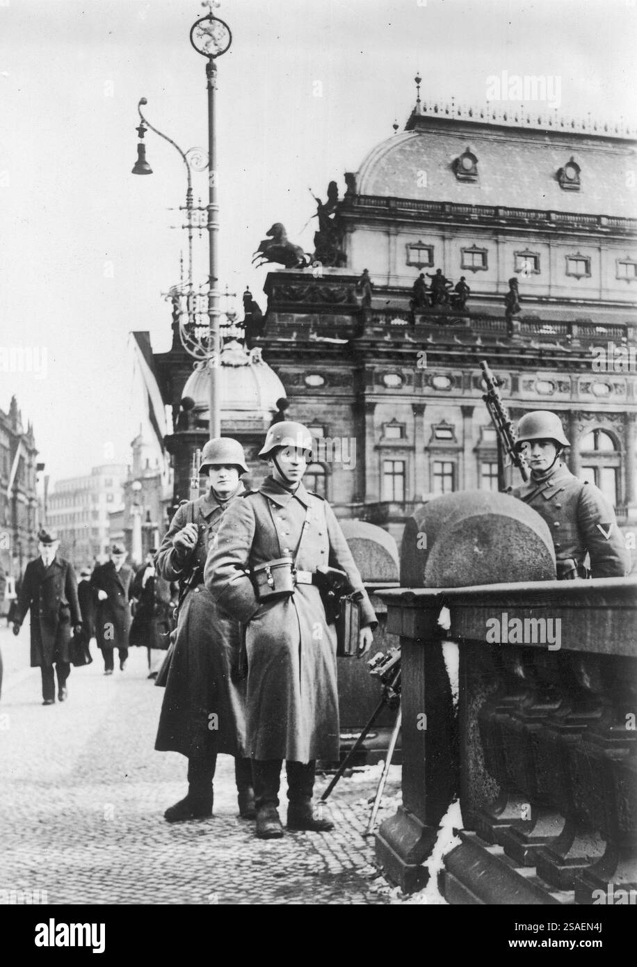 Les Allemands entrent à Prague en Tchécoslovaquie, au début de la seconde Guerre mondiale mars 1939. Archive la photographie de la seconde Guerre mondiale Banque D'Images