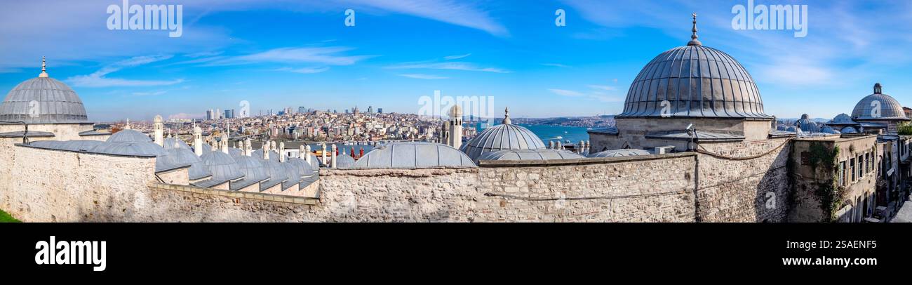 Turquie : Istanbul. Vue sur la ville et le Bosphore depuis l'esplanade de la mosquée Soliman (Suleymaniye) Banque D'Images