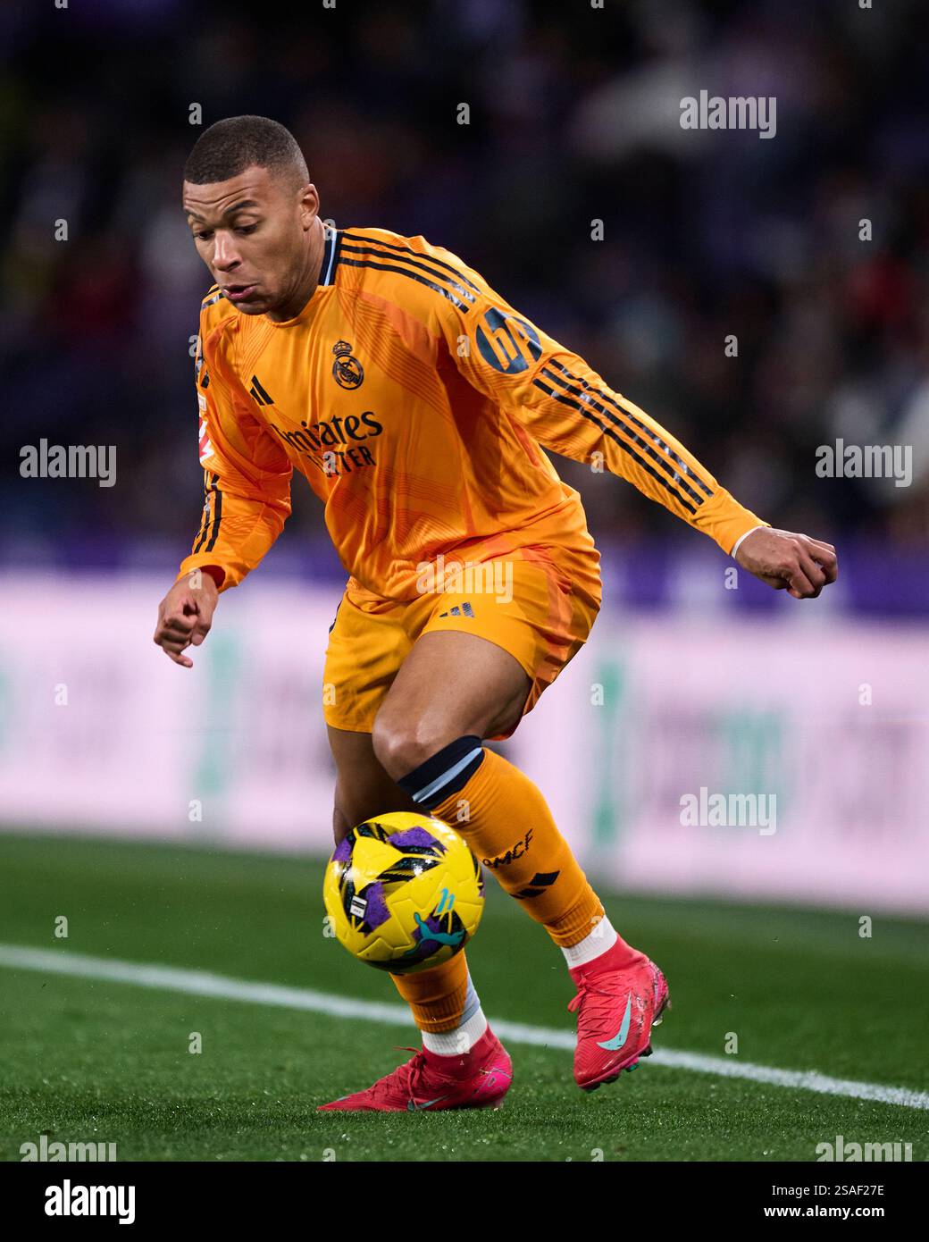 kylian-mbappe-du-real-madrid-cf-avec-le-ballon-lors-du-match-laliga-ea