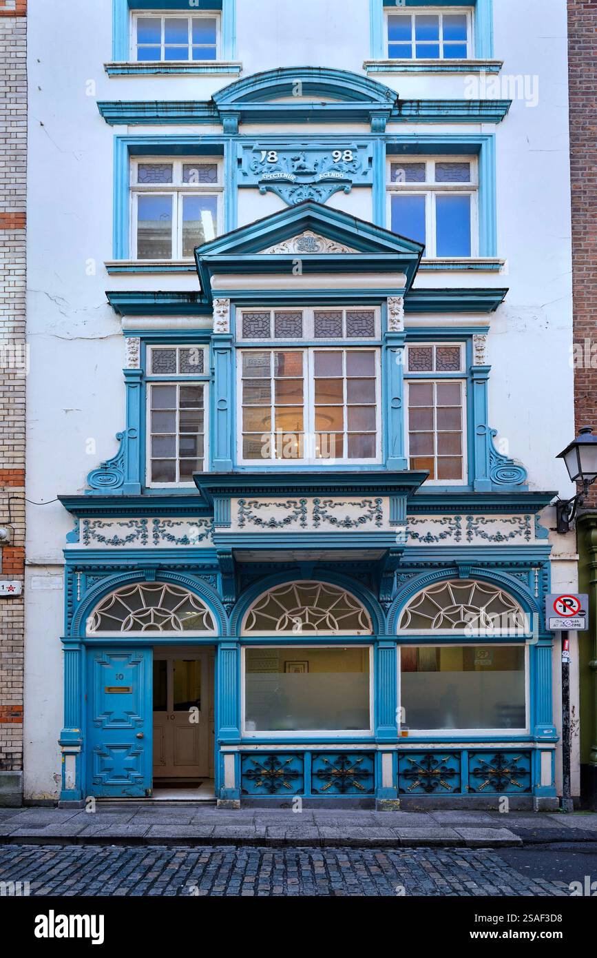 Ancien immeuble de bureaux à Dublin avec des décorations colorées Banque D'Images