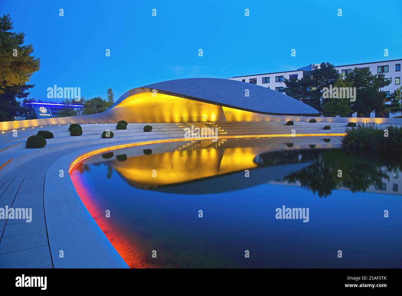 Pavillon Porsche illuminé dans la soirée à l'Autostadt, Allemagne, basse-Saxe, Wolfsburg Banque D'Images