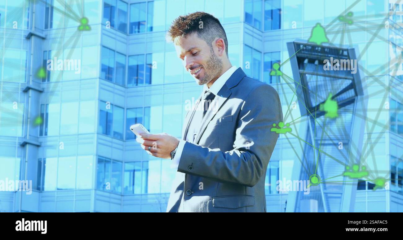 Image du réseau de médias de communication sur heureux homme d'affaires caucasien utilisant smartphone Banque D'Images