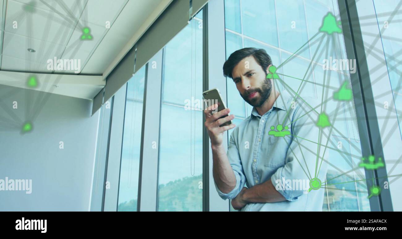 Image du réseau de communication sur un homme d'affaires occasionnel caucasien à l'aide d'un smartphone Banque D'Images