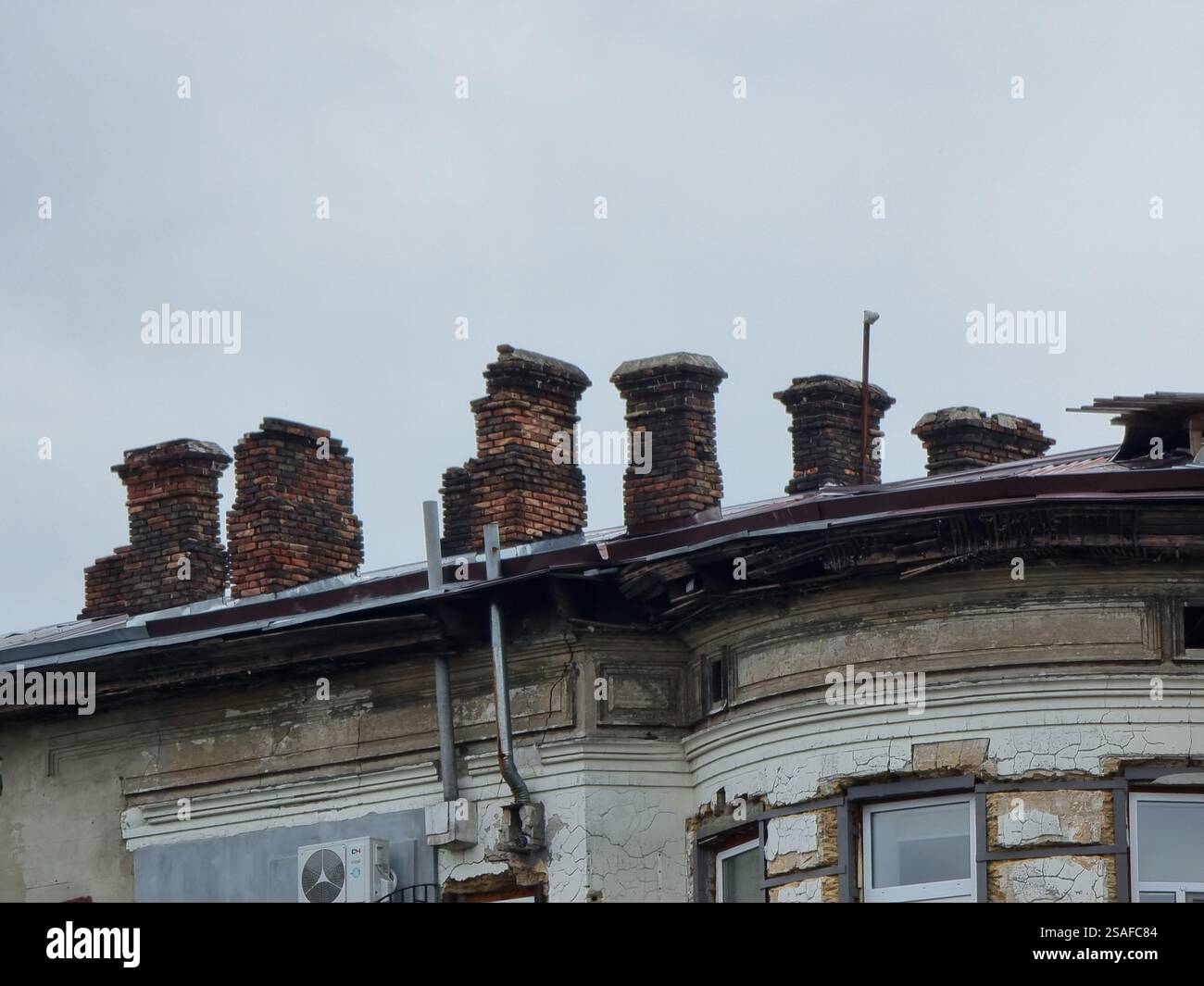 Groupe de cheminées en briques en ruine sur un toit - Image de stock capturée avec un smartphone