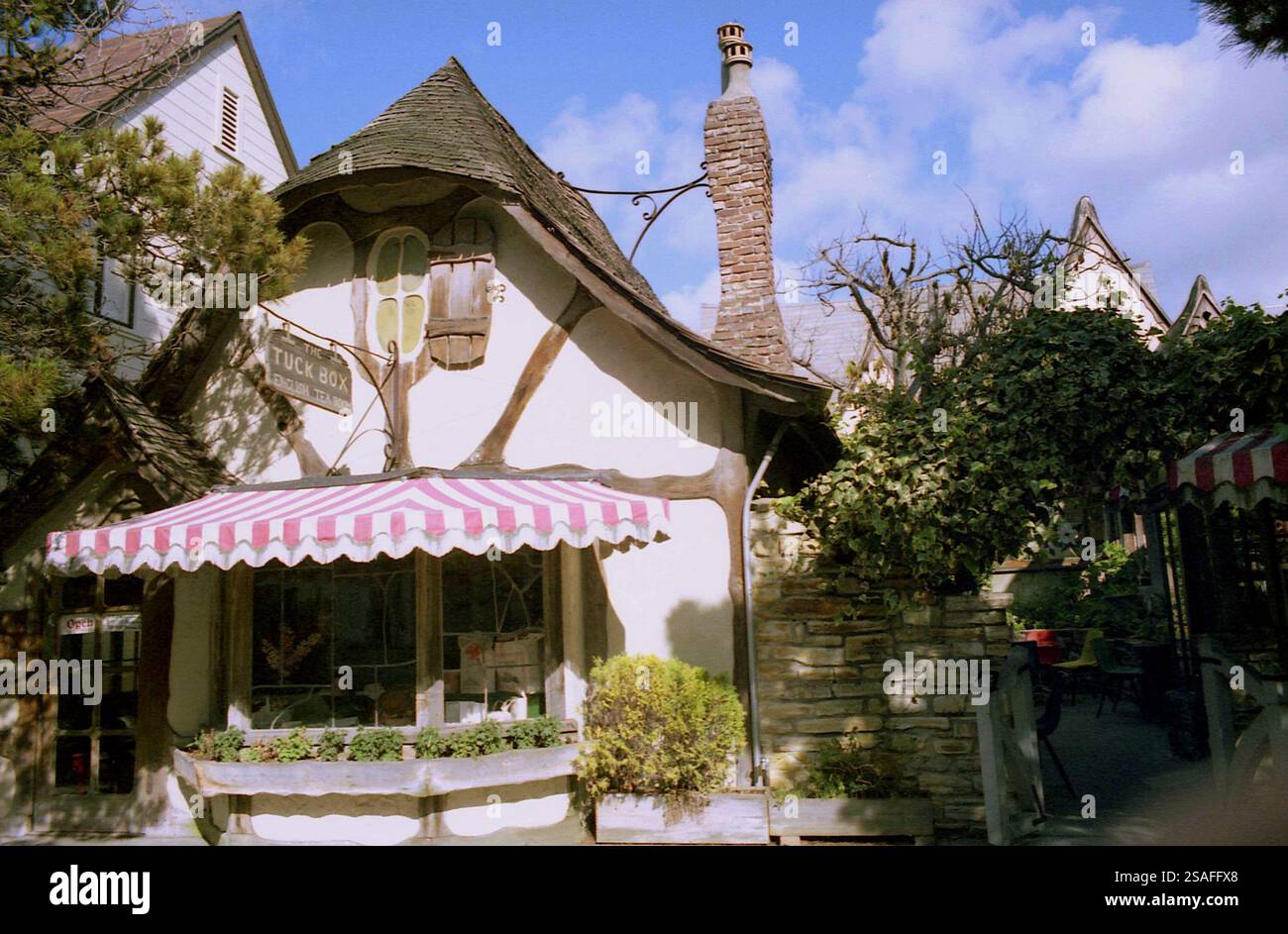 Carmel-by-the-Sea, CA, USA, approx. 1994. Vue extérieure du pittoresque restaurant Tuck Box. Banque D'Images