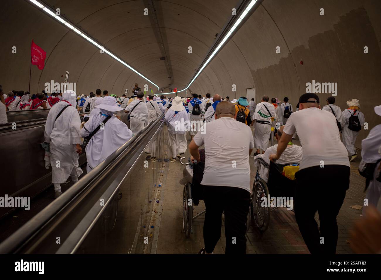 La Mecque, Arabie Saoudite - 16 juin 2024 : pèlerins marchant dans un tunnel vers le rituel de lapidation Jamarat à Mina, Arabie Saoudite pendant la saison du Hajj Banque D'Images