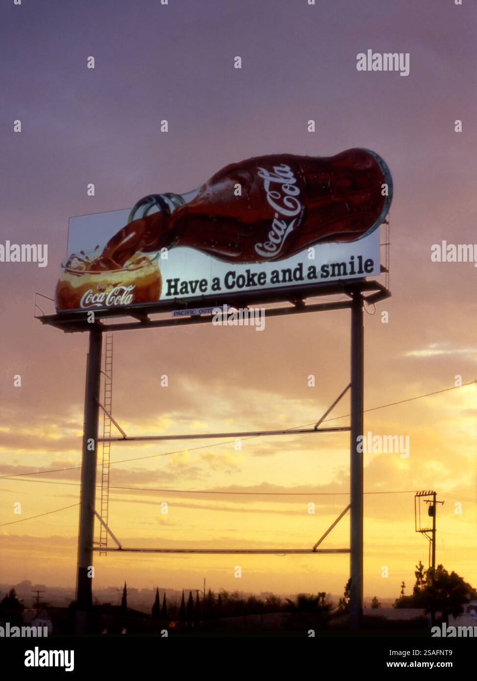 Un panneau d'affichage Coca Cola peint à la main vu contre le ciel du coucher du soleil à Los Angeles, Californie, États-Unis vers les années 1980 Banque D'Images