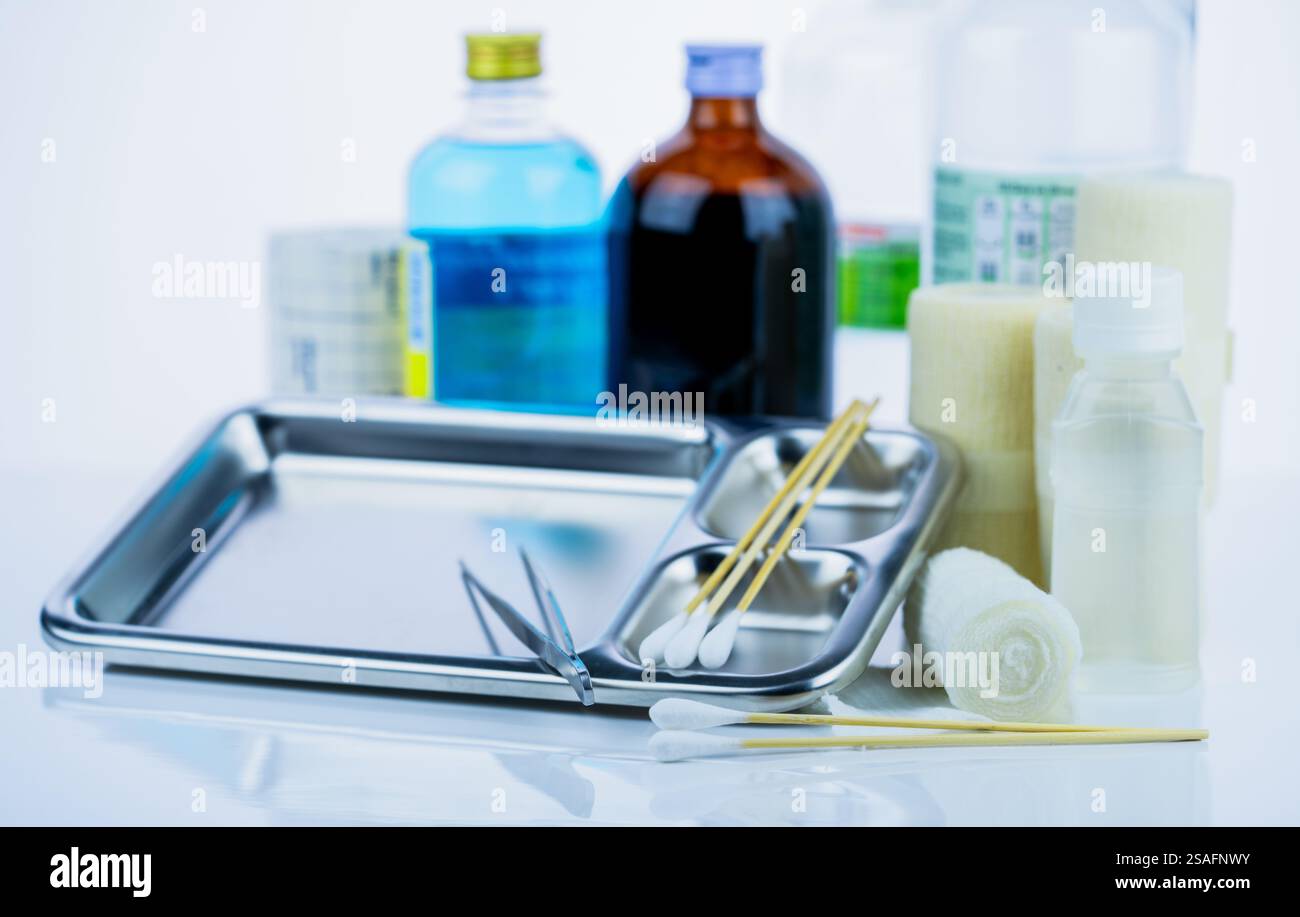 EQUIPEMENT médical pour le traitement des infections. Ensemble de pansements pour le soin des plaies Fournitures médicales pour infirmières. Bandage conforme, pince, bâton de coton, alcool. Banque D'Images