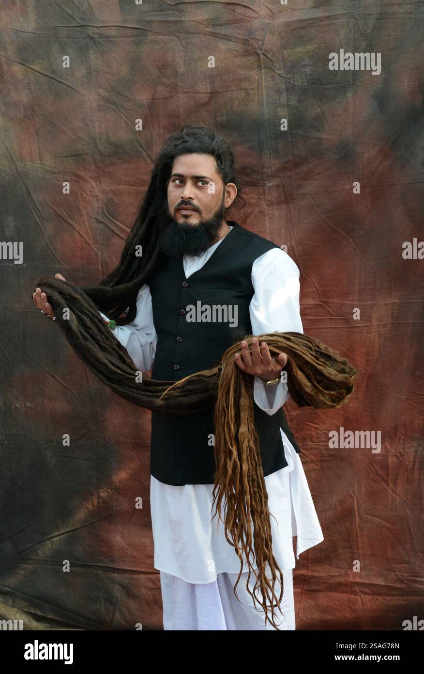 Cheveux de trente ans. Un Malang soufi montrant leurs longs cheveux. Photo prise au Makanpur Mela, Uttar Pradesh, Inde. Banque D'Images
