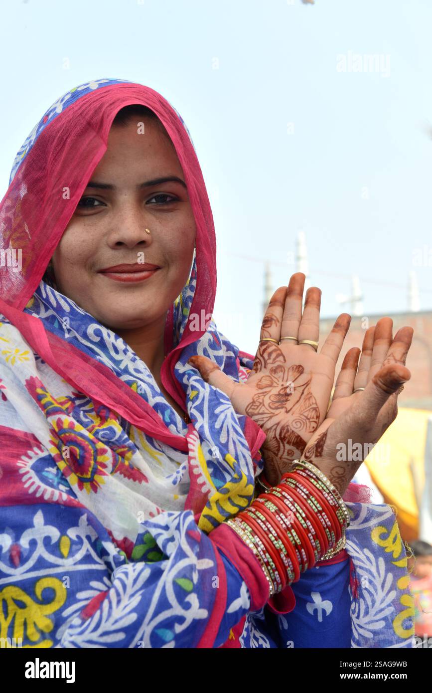 Portrait d'une femme indienne montrant ses décorations de henné sur ses mains. Photo prise à Makanpur, Uttar Pradesh, Inde. Banque D'Images