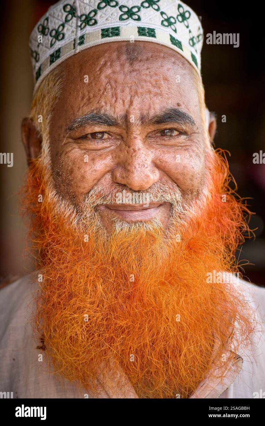 Un homme à Baligao, un village près de Srinagar, au Bangladesh. Il est mort sa barbe avec du henné. Banque D'Images