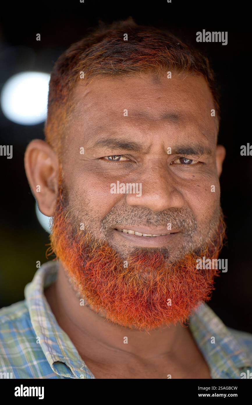 Un homme à Srinagar, Bangladesh. Il utilise du henné pour teindre sa barbe en rouge. Banque D'Images
