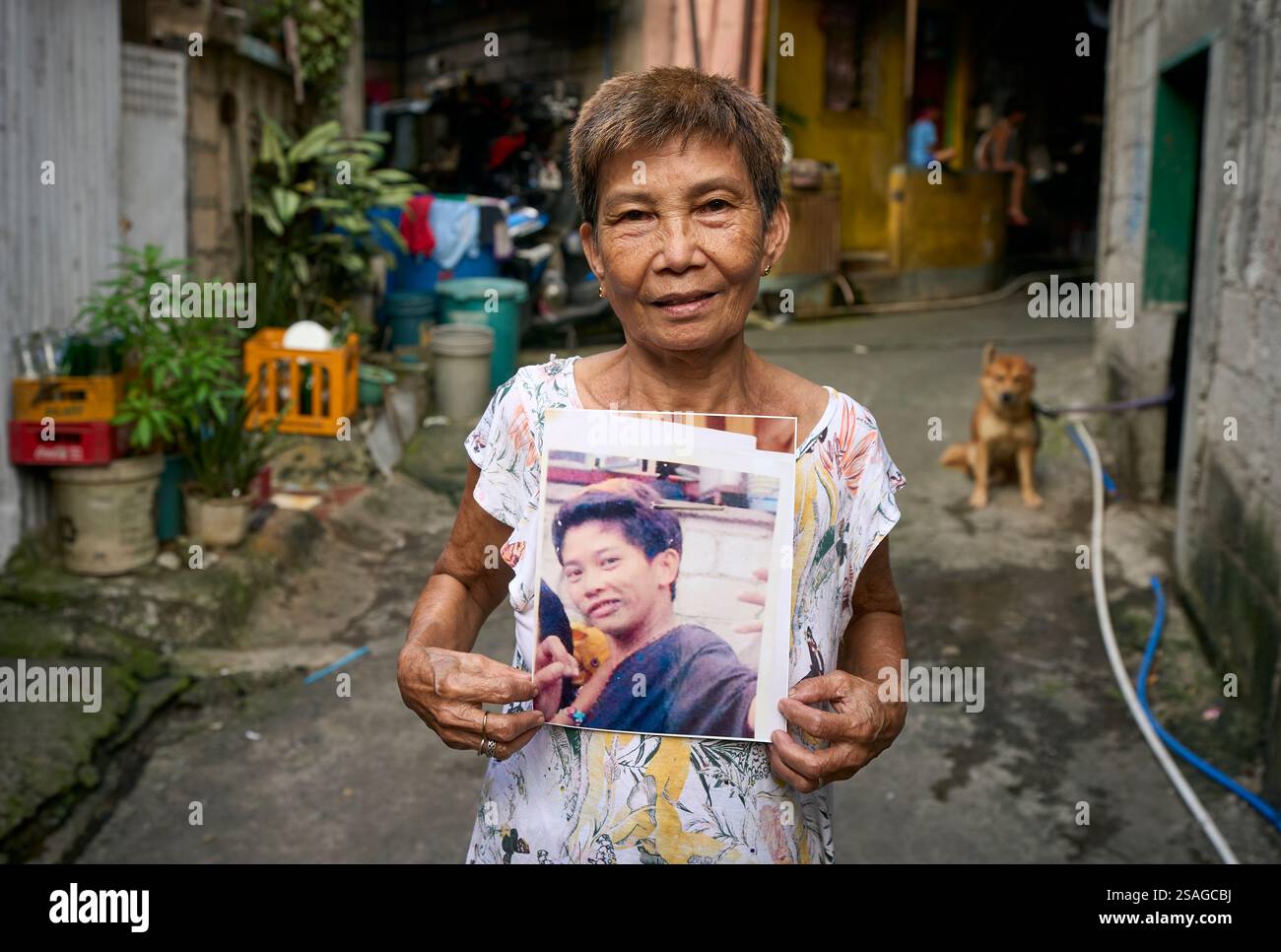 Salvacion Ramos tient une photo de sa fille Kristi, assassinée en 2017 à Batasan Hills, un quartier de Quezon City, aux Philippines. Son m Banque D'Images