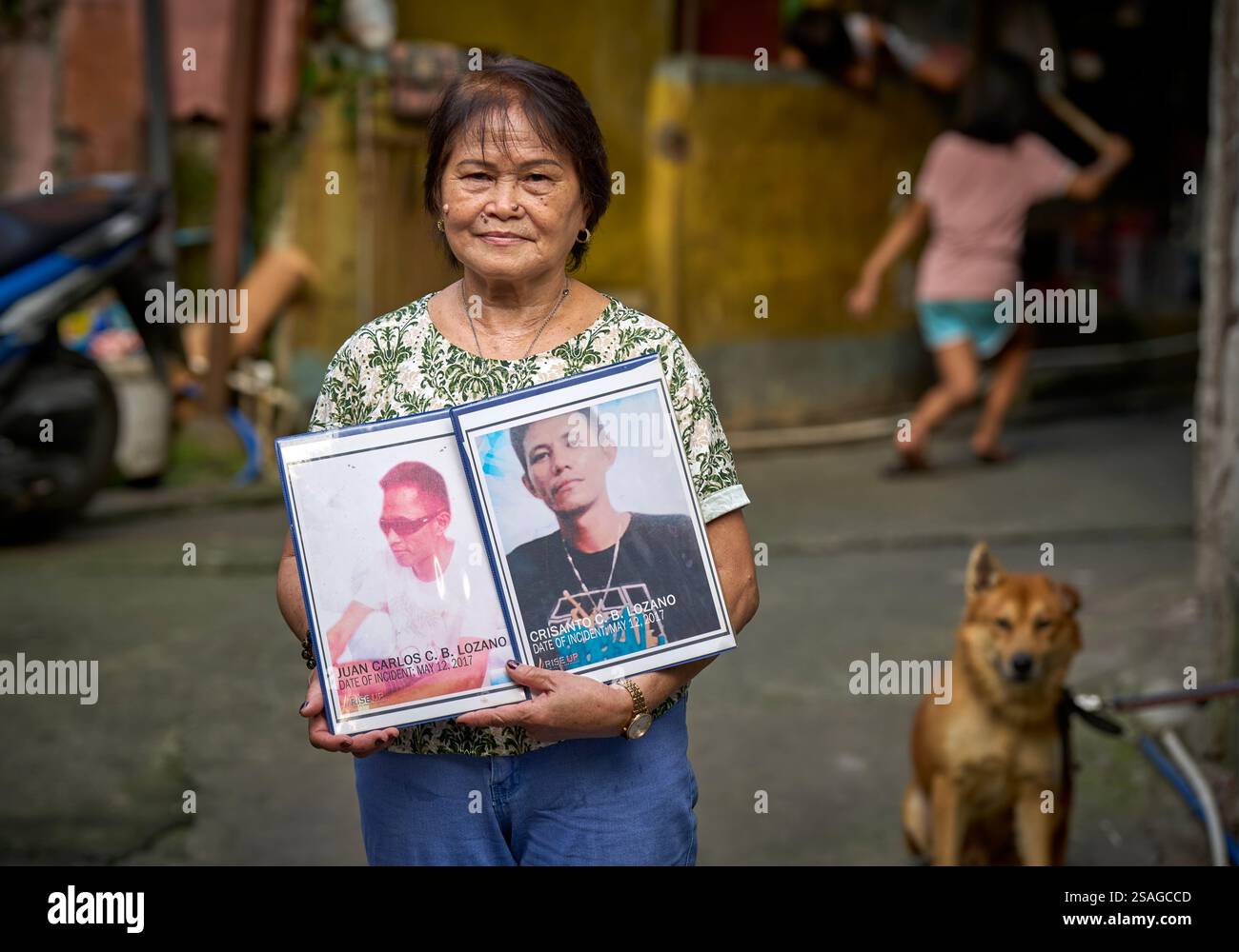 Llore Pasco tient une photo de ses fils Carlos et Crisanto, assassinés en 2017 à Batasan Hills, un quartier de Quezon City, aux Philippines. Banque D'Images