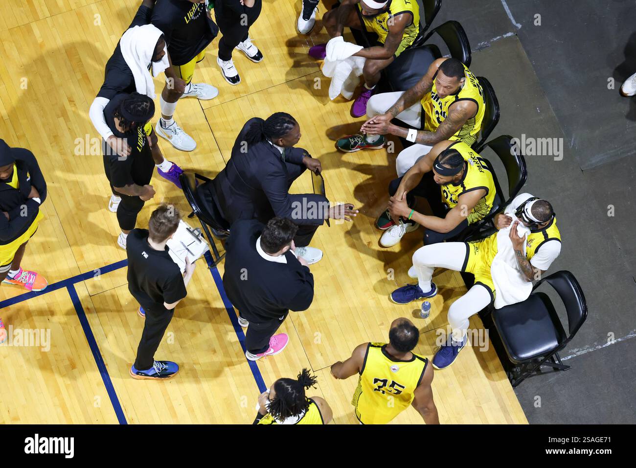 Londres, Canada. 29 janvier 2025. Le Lightning de Londres a battu les Pharaohs de Pontiac 127-116 à Canada Life place. Jerry Williams entraîneur du London Lightning donne une conférence pendant un timeout. Crédit : Luke Durda/Alamy Live News Banque D'Images