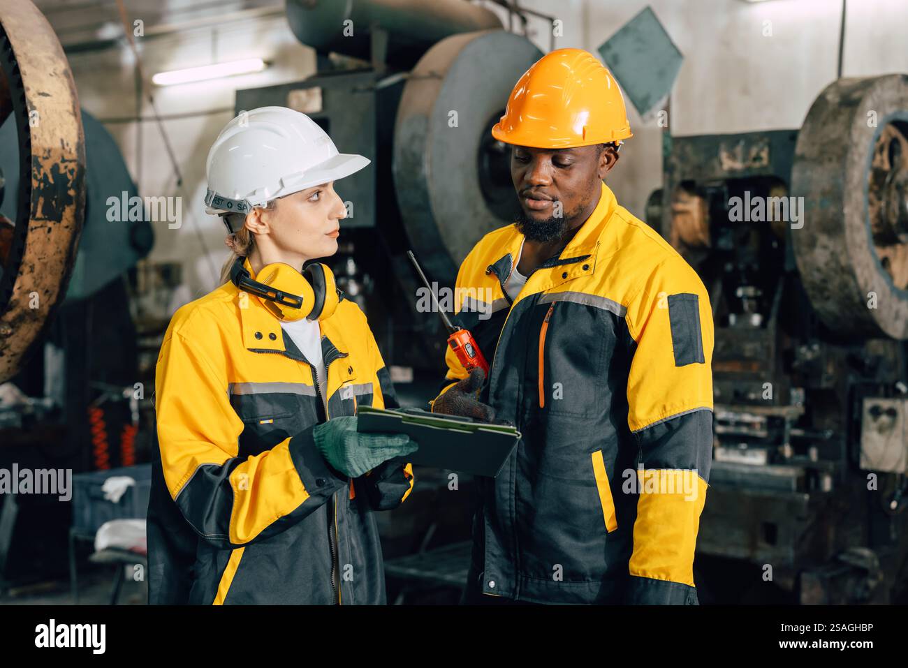 l'équipe professionnelle d'ingénieur inspectant la machine de service dans l'usine d'industrie lourde Banque D'Images