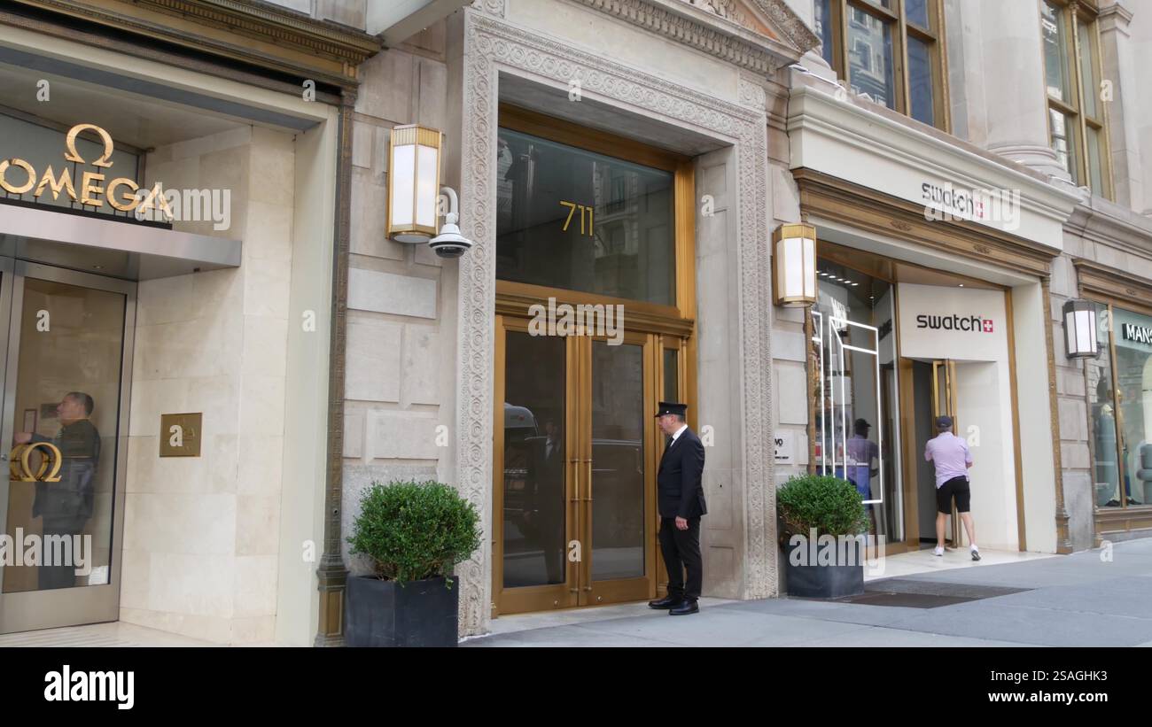 New York City, États-Unis - 11 septembre 2023 : Manhattan Midtown Street, Fifth 5 avenue. Scène urbaine américaine, USA. Piétons de personnes sur le trottoir. Boutiques pour le shopping de mode de luxe. Banque D'Images