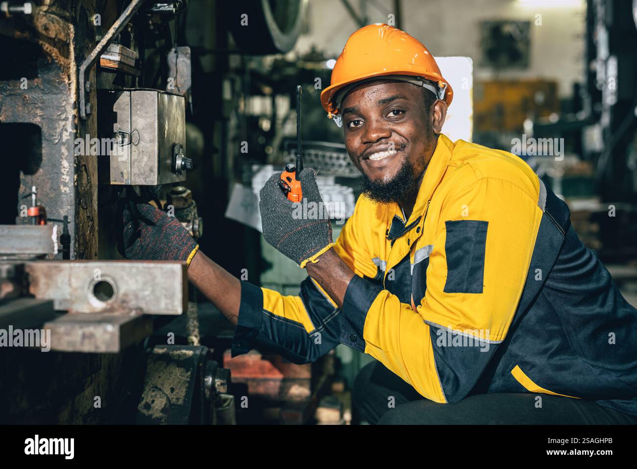 portrait ingénieur professionnel noir africain travaillant heureux travail de service de maintenance de machine dans l'usine de l'industrie des métaux lourds d'atelier en acier. Banque D'Images