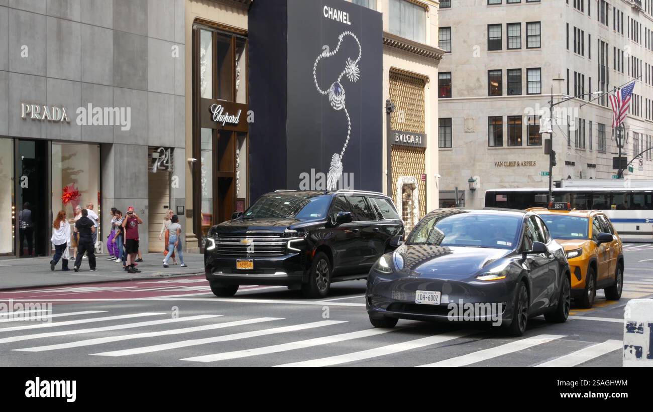 New York City, États-Unis - 13 septembre 2023 : Manhattan Midtown Street, Fifth 5 avenue. Trafic routier urbain américain. Taxi jaune aux Etats-Unis. Les gens. Boutiques de mode pour le shopping. Chanel, Prada. Banque D'Images