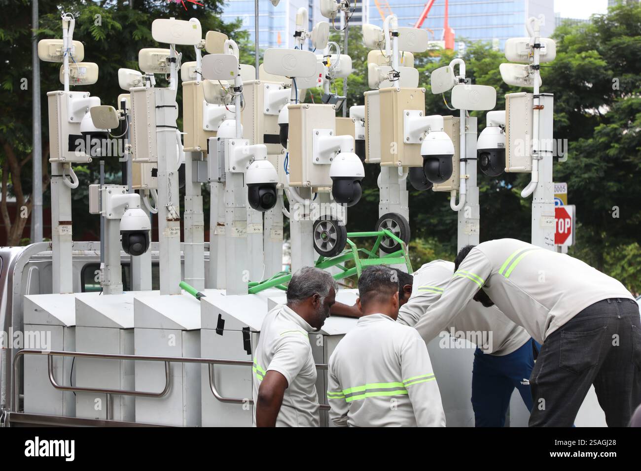 Équipement de vidéosurveillance à l'arrière d'un camion dans le quartier Chinatown de Singapour Banque D'Images