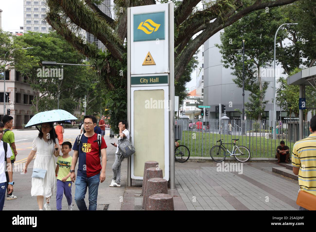 City Hall MRT station - une station d'échange métro Singapore Mass Rapid transit (MRT) sur la ligne Nord-Sud (NSL) et la ligne est-Ouest (EWL). Banque D'Images