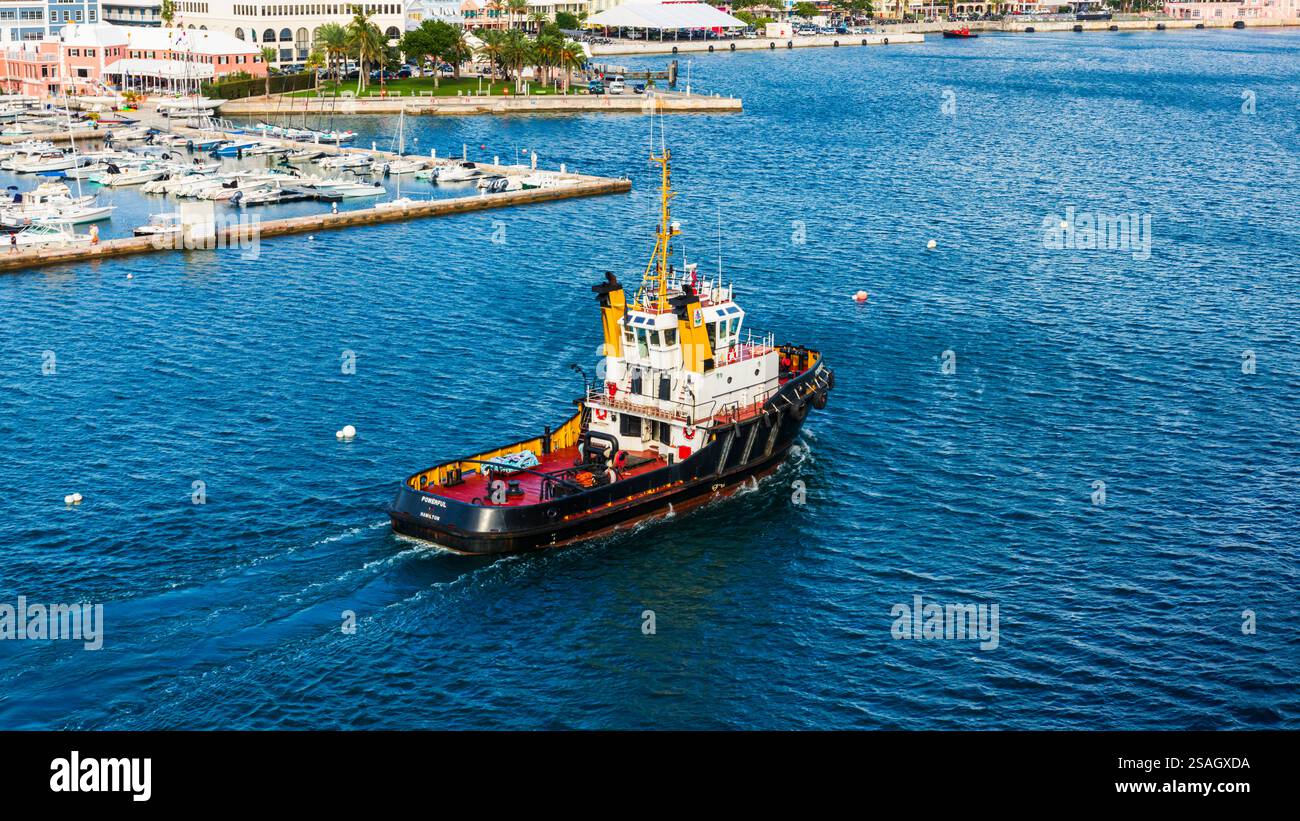 Remorqueur dans le port de Hamilton aidant le bateau de croisière à accoster Banque D'Images