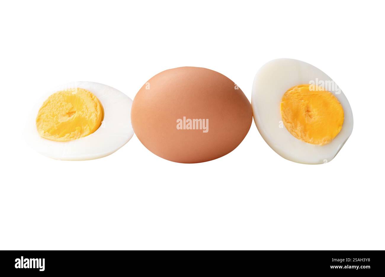 Vue de côté de l'oeuf de poule cru et l'oeuf cuit pelé ou cuit avec jaune d'oeuf en deux moitiés dans la pile est isolé sur fond blanc avec chemin de découpage. Banque D'Images