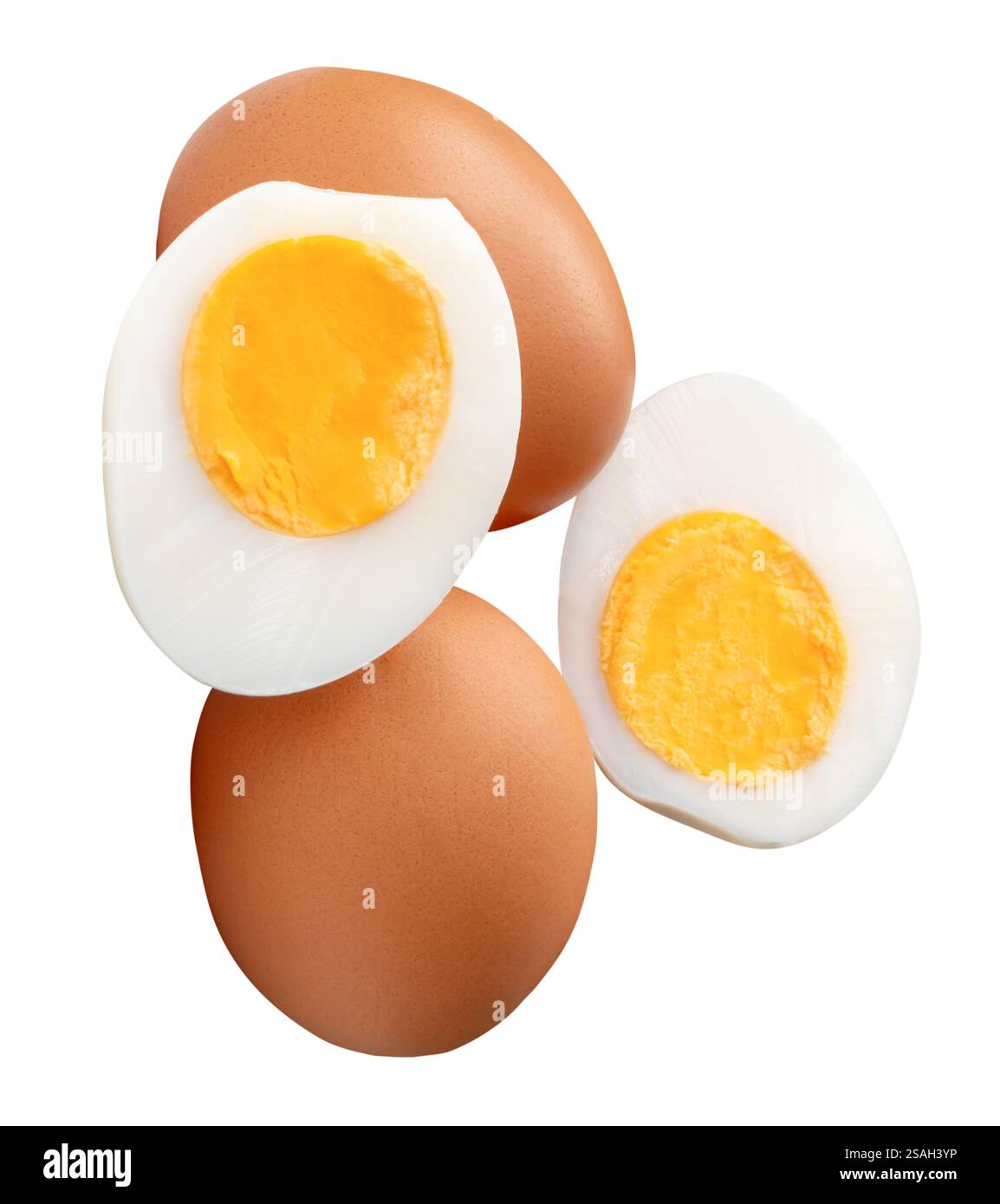 Vue de dessus de deux œufs de poule crus et oeuf cuit pelé ou cuit avec jaune d'oeuf en deux moitiés dans la pile est isolé sur fond blanc. Banque D'Images