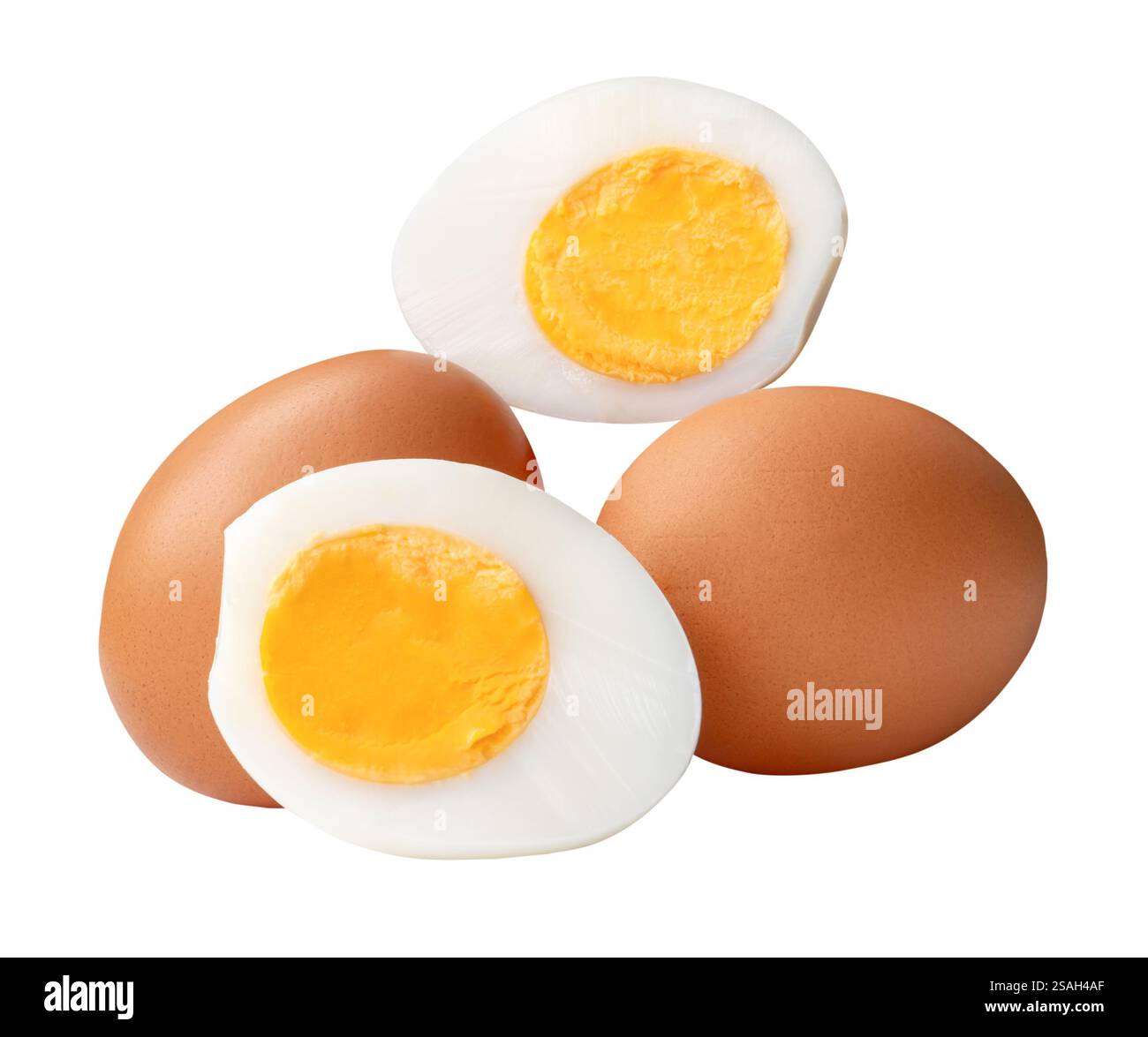 Vue de côté de deux œufs de poule crus et oeuf pelé cuit ou cuit avec jaune d'oeuf en deux moitiés dans la pile est isolé sur fond blanc avec chemin Banque D'Images
