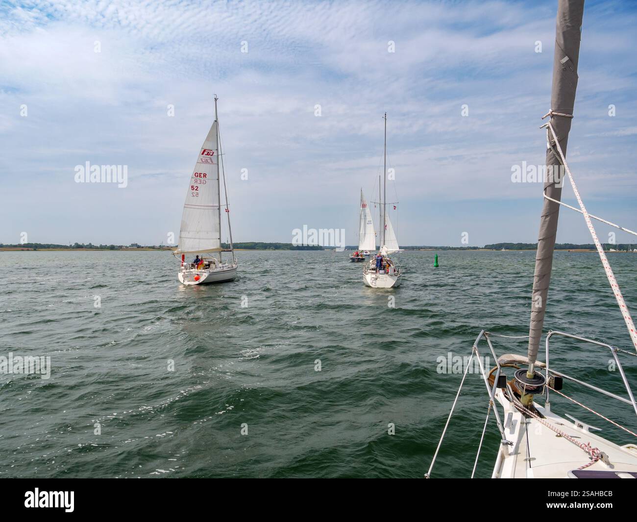 Personnes dans des voiliers naviguant sur le fjord de Schlei de la mer Baltique à Kappeln, Schleswig-Holstein, Allemagne Banque D'Images