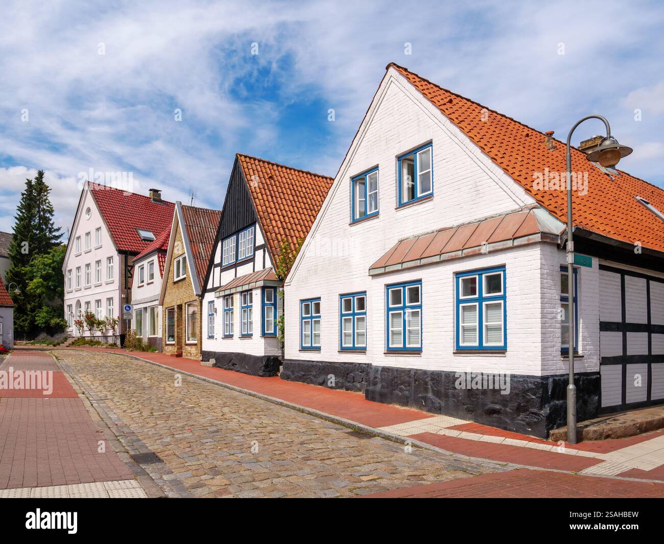 Maisons à colombages avec toits à pignon dans la rue Dehnthof dans la vieille ville de Kappeln le long du fjord de Schlei, Schleswig-Holstein, Allemagne Banque D'Images