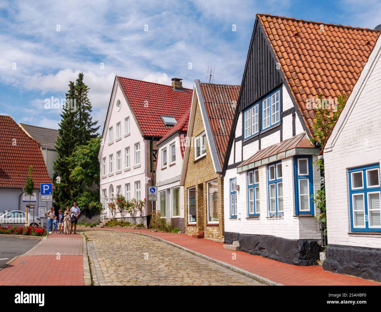 Maisons à colombages avec toits à pignon dans la rue Dehnthof dans la vieille ville de Kappeln le long du fjord de Schlei, Schleswig-Holstein, Allemagne Banque D'Images